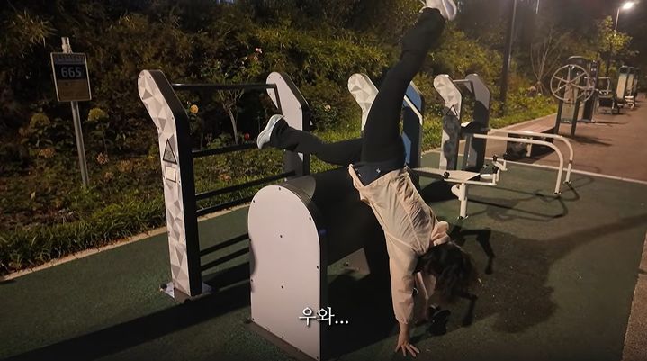 [서울=뉴시스] 악동뮤지션 이수현이 러닝 도중 야외 운동기구를 활용해 필라테스 동작을 선보이자, 멍코치가 감탄하고 있다. (사진=유튜브 채널 '멍코치' 캡처)