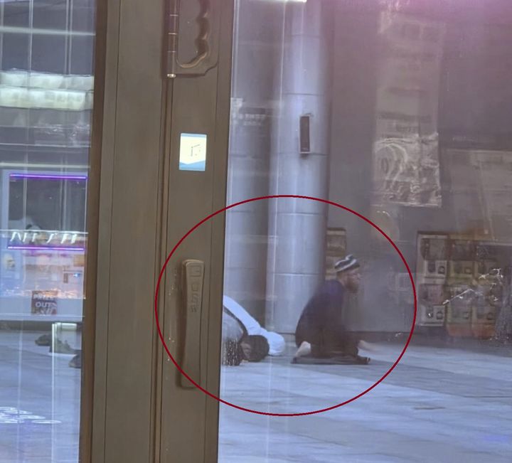 [서울=뉴시스] 고속도로 휴게소 푸드코트 앞에서 남성 3명이 바닥에 엎드려 절하는 듯한 자세를 취하고 있다. (사진출처: 보배드림 캡처)