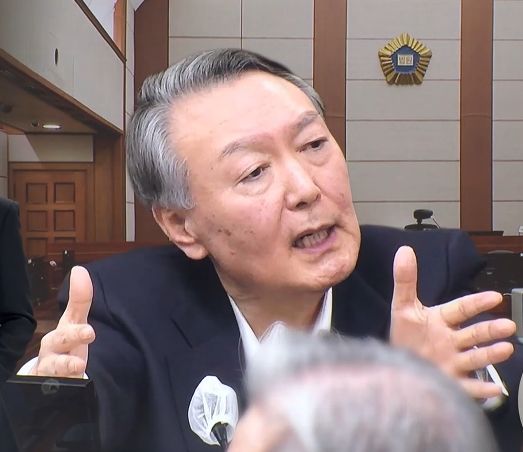 [서울=뉴시스] 윤석열 전 대통령이 실명 위기에 처했다는 소문이 불거지자 변호인단이 이에 대해 사실이 아니라고 정정했다. (사진=유튜브 채널 'MBCNEWS' 화면 캡쳐) 2026.10.26. 