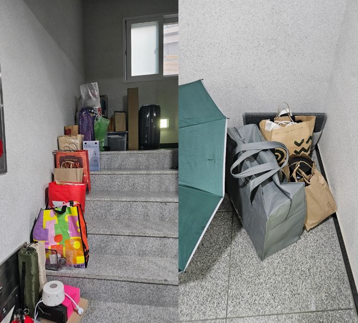 [서울=뉴시스] 26일 한 소셜미디어(SNS)에 아파트 공용 계단에 개인 짐을 쌓아둔 이웃이 관리사무소의 민원 접수 예고 이후 짐을 치웠다가 다시 내놓고 우산으로 가려뒀다는 사연이 올라왔다. (사진=SNS 캡처) *재판매 및 DB 금지