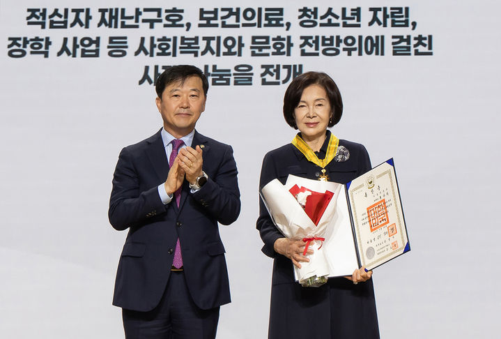 [서울=뉴시스] 홍라희 리움미술관 명예관장이 26일 서울 중구 우리은행 본점에서 열린 대한적십자사 창립 기념식에서 이형훈 보건복지부 제2차관으로부터 국민훈장 동백장을 수여받고 기념 촬영하고 있다. (사진=삼성문화재단 제공). 2026.10.26. photo@newsis.com&nbsp; *재판매 및 DB 금지