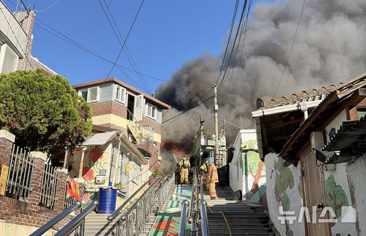 [목포=뉴시스] 26일 오후 3시43분께 전남광주 목포시 동명동 한 주택에서 불이 나 당국이 진화 작업 중이다. (사진 = 전남광주소방본부 제공) 2026.10.26. photo@newsis.com