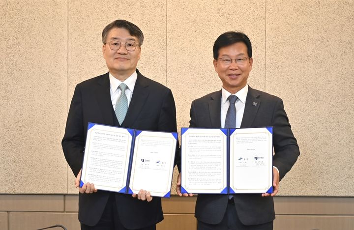 [전남광주=뉴시스] 박상철 호남대 총장(사진 왼쪽)과 박병규 광산구청장이 26일 광산학 전공트랙 신설·운영에 대한 업무협약을 체결하고 있다. (사진 = 호남대 제공). 2026.10.26. photo@newsis.com *재판매 및 DB 금지