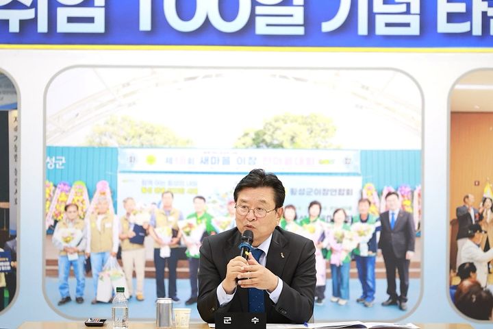 [횡성=뉴시스] 장신상 횡성군수가 군청 대회의실에서 열린 타운홀미팅에서 민선 9기 군정 방향과 관련해 발언하고 있다. (사진=횡성군 제공) 2026.10.26. photo@newsis.com *재판매 및 DB 금지