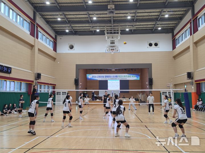 [군포=뉴시스] '공 때리는 소녀들 학교스포츠클럽 축제' 개막 첫 경기 현장. (사진=군포의왕교육지원청 제공).2026.10.26.photo@newsis.com