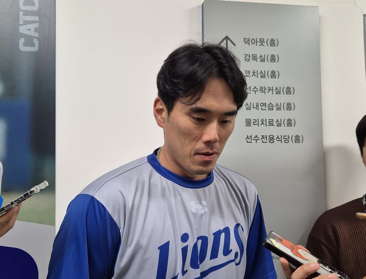 [대구=뉴시스] 문채현 기자 = 프로야구 삼성 라이온즈 김재윤이 26일 대구 삼성라이온즈파크에서 열리는 KIA 타이거즈와의 2026 신한 쏠 KBO 포스트시즌 플레이오프(PO·5전3선승제) 1차전을 앞두고 취재진과 인터뷰를 하고 있다. 2026.10.26. dal@newsis.com *재판매 및 DB 금지