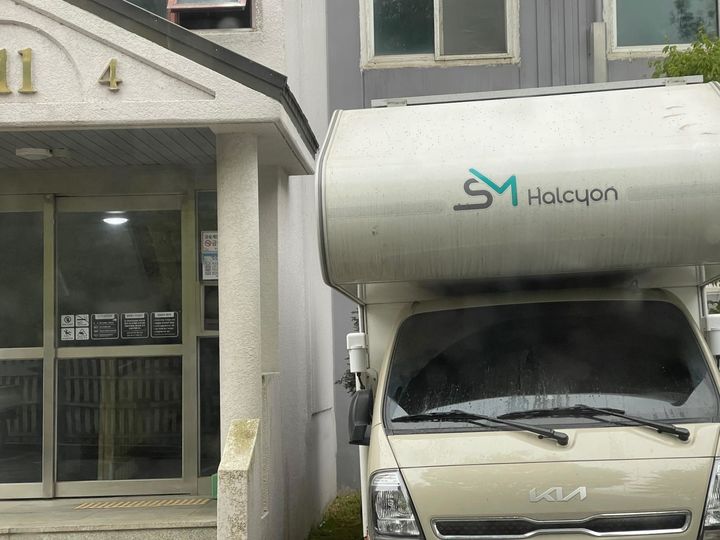 [서울=뉴시스] 아파트 주차장과 주택가 도로에 캠핑카와 트레일러가 장기간 주차되면서 주차 공간 부족과 입주민 간 갈등을 둘러싼 논란이 이어지고 있다. (사진=온라인 커뮤니티 캡처)