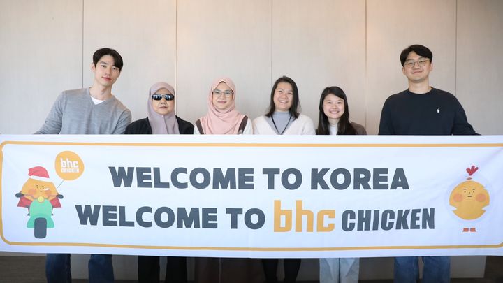 [서울=뉴시스] 23일 잠실 롯데타워에 위치한 다이닝브랜즈그룹 본사에서 진행된 bhc '뿌링클 데이'에 참석한 해외 고객들이 기념 사진 촬영을 진행하고 있다. (사진=다이닝브랜즈그룹 제공) *재판매 및 DB 금지