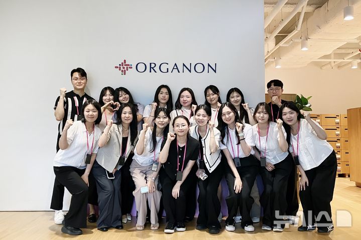 [서울=뉴시스] 한국오가논은 덕성여대, 동국대, 삼육대, 이화여대 등 4개 대학에서 선발된 약대생 16명을 대상으로 진행한 인턴십 프로그램을 마무리했다고 26일 밝혔다. (사진=한국오가논 제공) 2026.10.26. photo@newsis.com