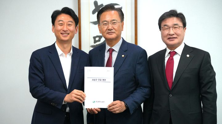 [부산=뉴시스] 23일 서태경(왼쪽 첫번째) 부산사상구청장이 국회를 방문해 김대식 국회의원과 유상범(중간) 국회 예산결산특별위원회 간사를 만나 지역 현안 해결과 국비 확보를 위한 협조를 요청했다. (사진=부산 사상구청 제공) 2026.10.26 photo@newsis.com *재판매 및 DB 금지