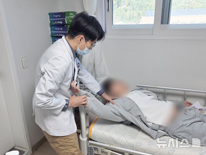 [인천=뉴시스] 전대근 나은병원 재활의학과센터장이 중증 재가장애인을 대상으로 방문진료 중이다. (사진=병원 제공) 2026.10.26. photo@newsis.com