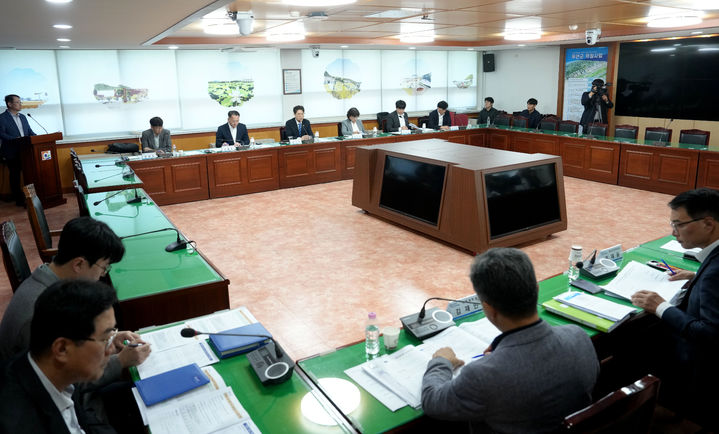 [전남광주=뉴시스] 전남광주통합특별시는 26일 무안군청 상황실에서 '군공항 이전 관련 무안군 지원사업 전담팀(TF)' 2차 회의를 열고 광주군공항 이전 예정지역인 무안군에 대한 지원 방안을 논의했다. (사진=전남광주통합특별시 제공) 2026.10.26. photo@newsis.com *재판매 및 DB 금지