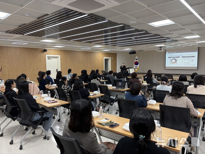 [군포=뉴시스] 군포의왕교육지원청이 최근 학교 관리자와 교직원, 교육·복지·상담 관계자들을 대상으로 학생 이해와 지원 역량 강화를 위한 연수를 진행했다.(사진=군포의왕교육지원청 제공).2026.10.26.photo@newsis.com