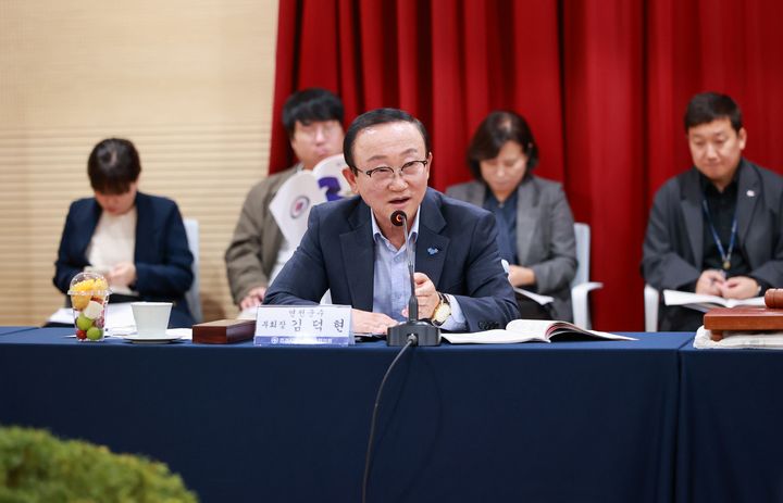 [연천=뉴시스] 26일 강원 양구군 평생학습관에서 열린 접경지역 시장·군수협의회 정기회의에서 김덕현 군수가 제14대 협의회장으로 선출됐다. 김 신임 회장의 임기는 2년으로, 오는 2028년 6월까지 협의회를 이끌게 된다. 2026.10.26. (사진=연천군 제공) photo@newsis.com *재판매 및 DB 금지