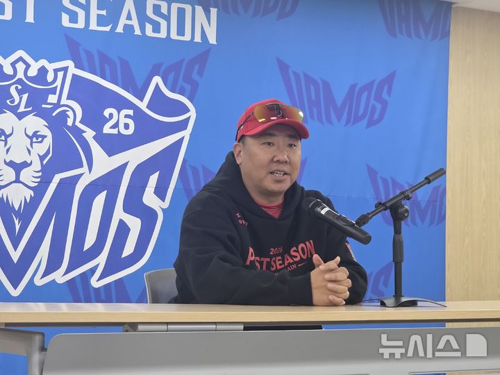 [대구=뉴시스] 김희준 기자 = KIA 타이거즈의 이범호 감독이 26일 대구 삼성라이온즈파크에서 삼성 라이온즈와의 플레이오프 1차전을 앞두고 인터뷰를 하고 있다. 2026.10.26jinxijun@newsis.com