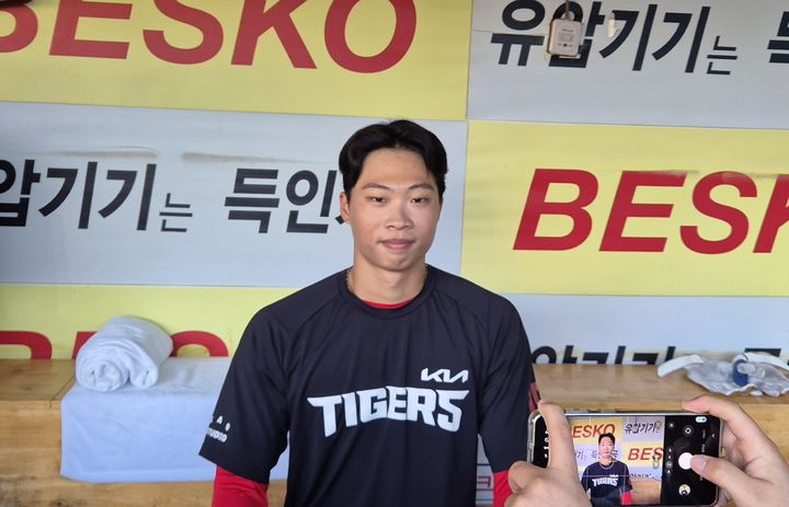 [대구=뉴시스] 문채현 기자 = 프로야구 KIA 타이거즈 박재현이 26일 대구 삼성라이온즈파크에서 열리는 삼성 라이온즈와의 2026 신한 쏠 KBO 포스트시즌 플레이오프(PO·5전3선승제) 1차전을 앞두고 취재진과 인터뷰를 하고 있다. 2026.10.26. dal@newsis.com *재판매 및 DB 금지