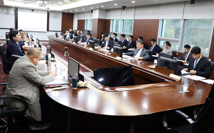 강원랜드는 26일 본사에서 제236차 이사회를 열고 '2027~2031년 중장기 경영목표안'을 비롯한 3개 안건을 심의·의결하고 있다.(사진=강원랜드 제공) *재판매 및 DB 금지