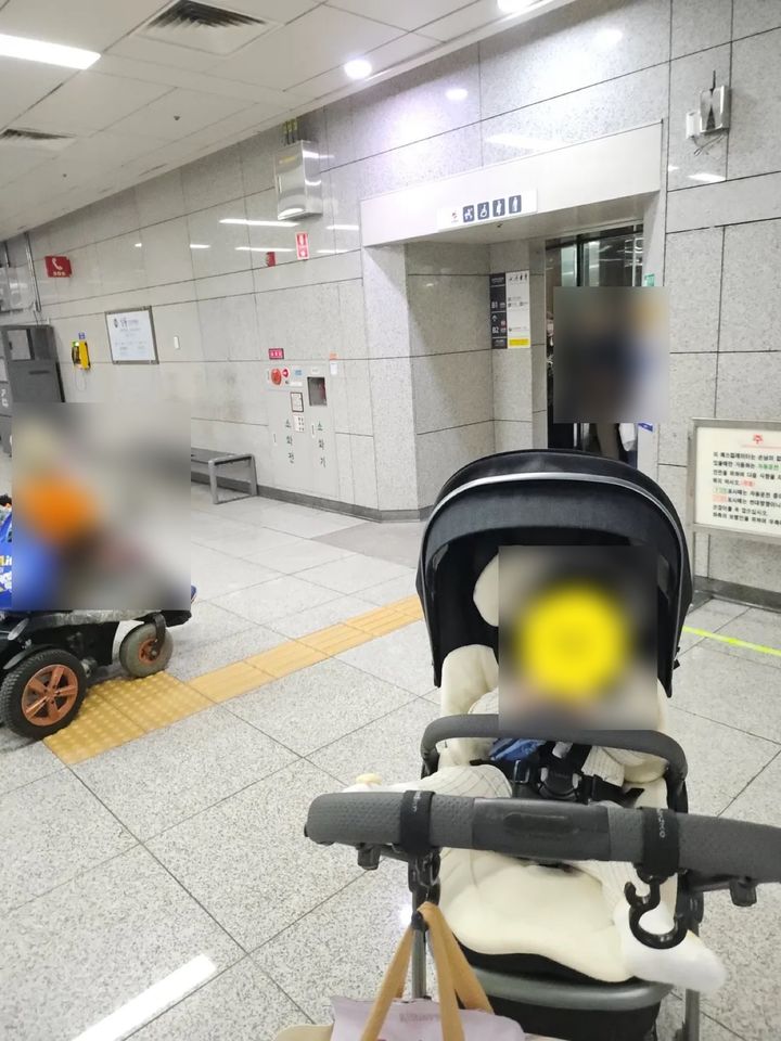 [서울=뉴시스] 지하철 엘리베이터에 다른 승객들이 먼저 탑승해 유모차와 휠체어 이용자들이 남겨지는 상황이 발생했다. (사진출처=스레드 캡처) *재판매 및 DB 금지