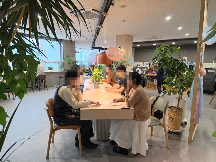 [거제=뉴시스] 신정철 기자= 경남 거제시는 지난 24일 남부면 다대어촌체험마을 공유오피스에서 미혼남녀 각 15명씩 총 30명이 참여한 가운데 미혼남녀 만남행사 '설렘페스타' 3회차를 개최했다고 26일 밝혔다.사진은 미혼남녀 만남행사 '설렘페스타' 3회차 모습.(사진=거제시 제공).2026.10.26. photo@newsis.com *재판매 및 DB 금지