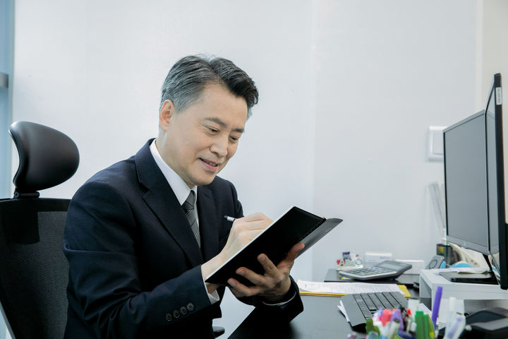 [서울=뉴시스] 50세에 9급 공무원 시험에 합격해 새 출발에 나선 사연이 축하와 응원을 받고 있다. (사진출처=유토이미지) *재판매 및 DB 금지