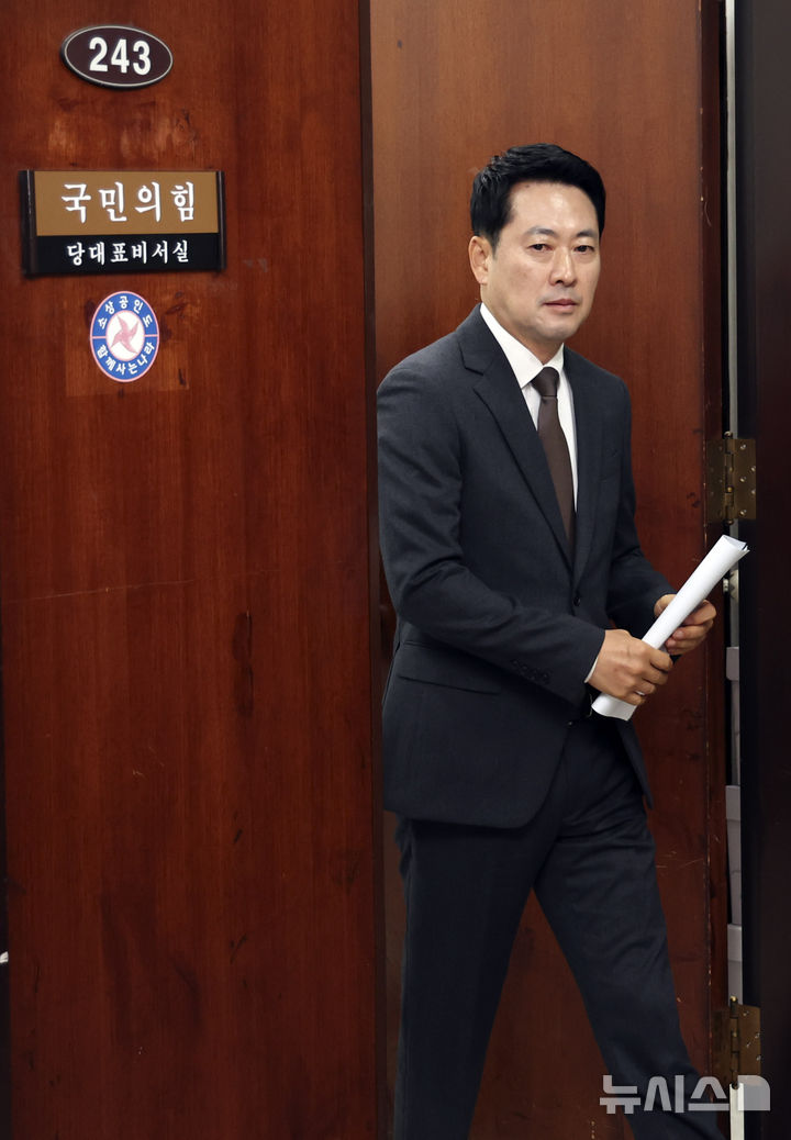 [서울=뉴시스] 최진석 기자 = 국민의힘 최장수 당대표인 장동혁 대표가 26일 오전 최고위원회의 참석을 위해 여의도 국회 당대표실을 나서고 있다. 장 대표는 지난 25일 부로 2020년 9월 국민의힘 출범 이후 재임 기간이 가장 긴 대표가 됐다. 이전까지는 이준석 전 대표의 재임 기간이 424일로 가장 길었다. 2026.10.26. myjs@newsis.com