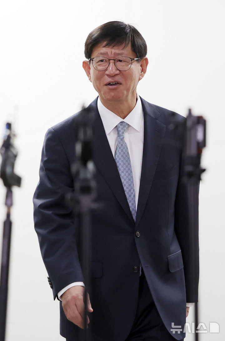 [서울=뉴시스] 홍효식 기자 = 최길수 특별감찰관이 26일 서울 종로구 특별감찰관 사무실로 출근하고 있다. 2026.10.26. yesphoto@newsis.com