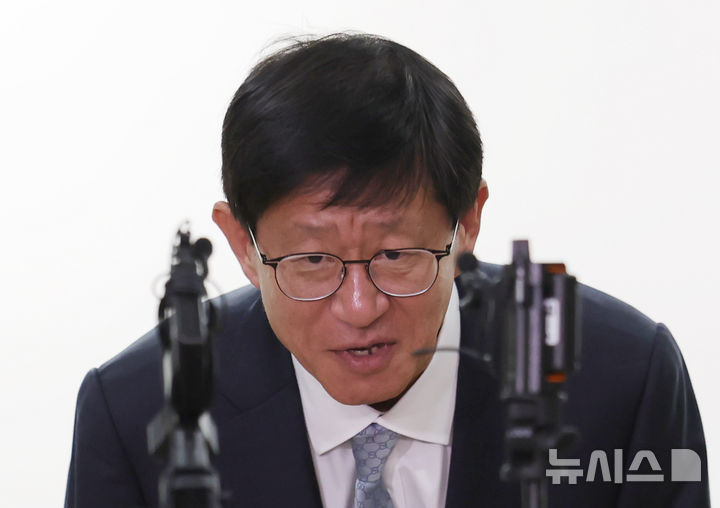 [서울=뉴시스] 홍효식 기자 = 최길수 특별감찰관이 26일 서울 종로구 특별감찰관 사무실로 출근하며 인사하고 있다. 2026.10.26. yesphoto@newsis.com