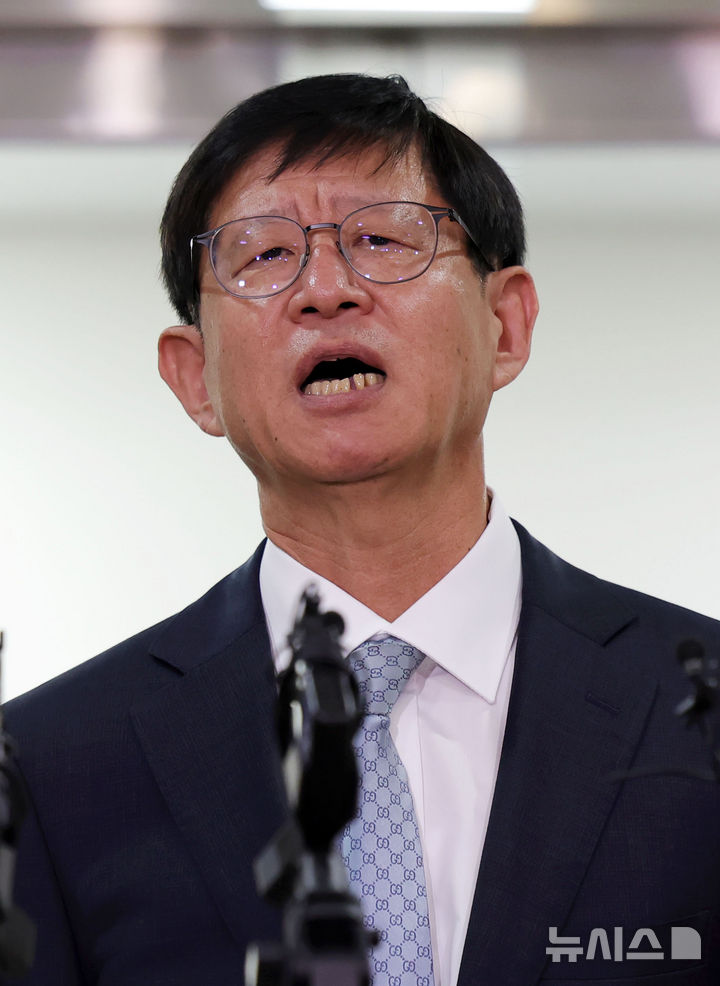 [서울=뉴시스] 홍효식 기자 = 최길수 특별감찰관이 26일 서울 종로구 특별감찰관 사무실로 출근해 취재진 질문에 답변하고 있다. 2026.10.26. yesphoto@newsis.com