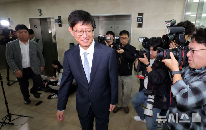 [서울=뉴시스] 홍효식 기자 = 최길수 특별감찰관이 26일 서울 종로구 특별감찰관 사무실로 출근하고 있다. 2026.10.26. yesphoto@newsis.com