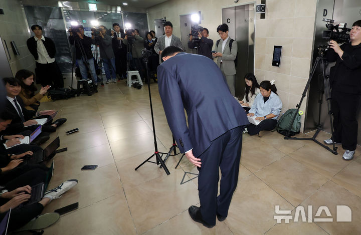 [서울=뉴시스] 홍효식 기자 = 최길수 특별감찰관이 26일 서울 종로구 특별감찰관 사무실로 출근해 소감을 밝힌 뒤 인사하고 있다. 2026.10.26. yesphoto@newsis.com