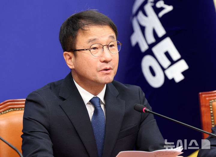[서울=뉴시스] 고범준 기자 = 한병도 더불어민주당 원내대표가 26일 서울 여의도 국회에서 열린 최고위원회의에서 발언하고 있다. 2026.10.26. bjko@newsis.com