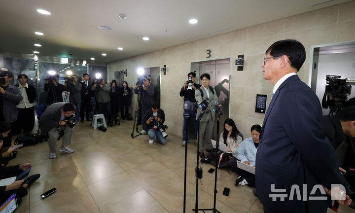 [서울=뉴시스] 홍효식 기자 = 최길수 특별감찰관이 26일 서울 종로구 특별감찰관 사무실로 출근해 소감을 밝히고 있다. 2026.10.26. yesphoto@newsis.com