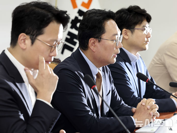 [서울=뉴시스] 최진석 기자 = 천하람 개혁신당 원내대표가 26일 여의도 국회에서 열린 비상대책위원회의에서 발언하고 있다. 완쪽은 이기인 비상대책위원장. 2026.10.26. myjs@newsis.com
