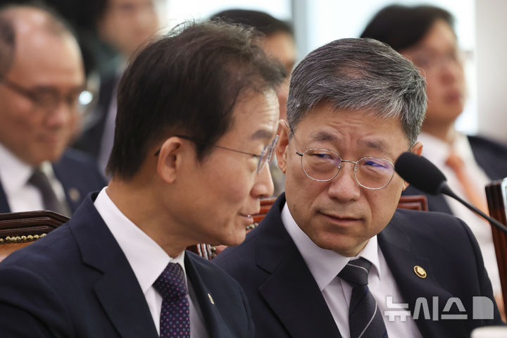 [서울=뉴시스] 김근수 기자 = 노경필 법원행정처장과 김호철 감사원장이 26일 오전 서울 여의도 국회에서 열린 법제사법위원회(법무부 등) 종합 국정감사에서 이야기를 나누고 있다. 2026.10.26. ks@newsis.com