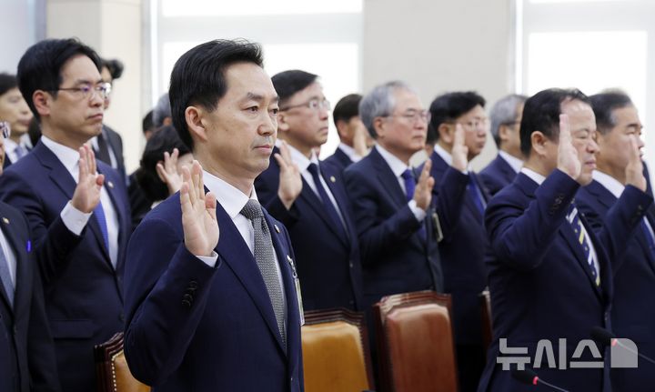 [서울=뉴시스] 정병혁 기자 = 김지용 중대범죄수사청장이 26일 서울 여의도 국회에서 열린 행정안전위원회 종합감사에 선서하고 있다. 2026.10.26. jhope@newsis.com