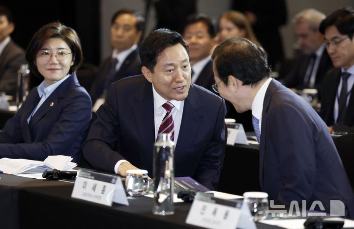 [서울=뉴시스] 최동준 기자 = 오세훈 서울시장이 26일 서울 영등포구 콘래드 서울 호텔에서 열린 서울 핀테크 위크 2026에 참석해 이세훈 금융감독원 수석부원장과 대화하고 있다. 2026.10.26. photocdj@newsis.com