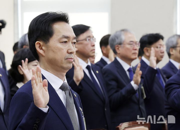 [서울=뉴시스] 정병혁 기자 = 김지용 중대범죄수사청장이 26일 서울 여의도 국회에서 열린 행정안전위원회 종합감사에 선서하고 있다. 2026.10.26. jhope@newsis.com