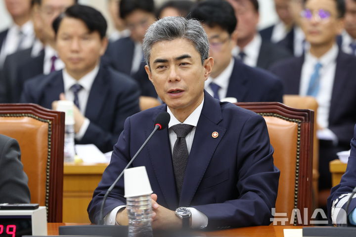 [서울=뉴시스] 고범준 기자 = 강신철 국방부 장관이 26일 서울 여의도 국회에서 열린 국방위원회 국방부 등에 대한 종합 국정감사에서 의원 질의에 답변하고 있다. 2026.10.26. bjko@newsis.com