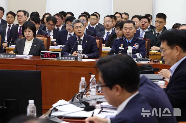 [서울=뉴시스] 고범준 기자 = 강신철 국방부 장관이 26일 서울 여의도 국회에서 열린 국방위원회 국방부 등에 대한 종합 국정감사에서 의원 질의에 답변하고 있다. 2026.10.26. bjko@newsis.com