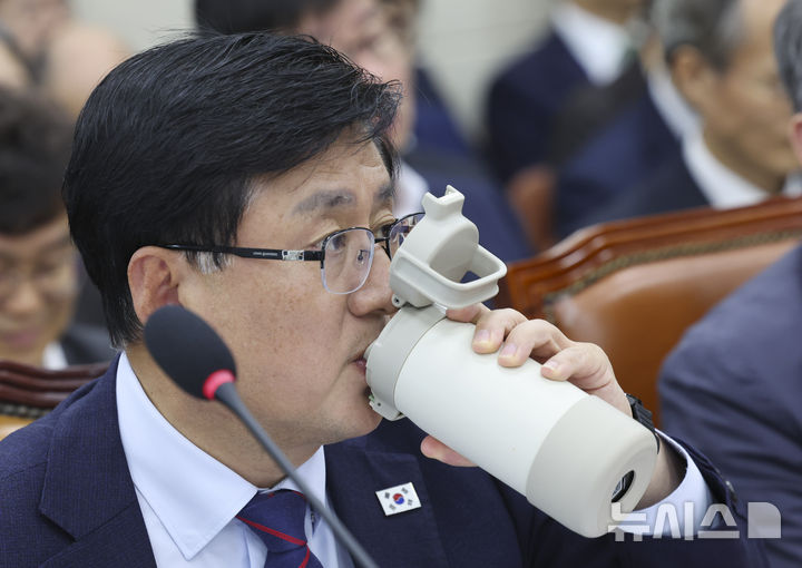 [서울=뉴시스] 최진석 기자 = 김성환 기후에너지환경부 장관이 26일 여의도 국회에서 열린 국회 기후에너지환경노동위원회의 기후에너지환경부, 기상청, 고준위방사성폐기물관리위원회에 대한 종합감사에 출석해 음료를 마시고 있다. 2026.10.26. myjs@newsis.com