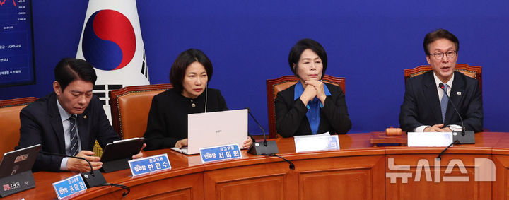 [서울=뉴시스] 고범준 기자 = 김민석 더불어민주당 대표가 26일 서울 여의도 국회에서 열린 최고위원회의에서 발언하고 있다. 왼쪽은 한민수 최고위원. 2026.10.26. bjko@newsis.com