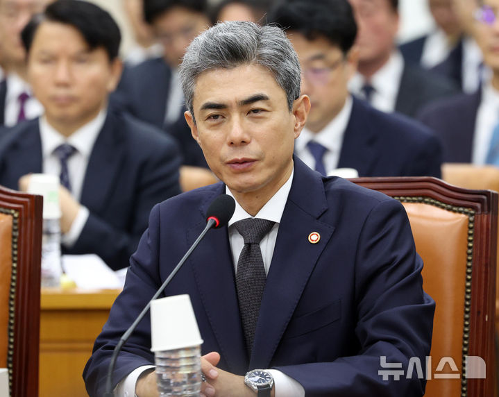 [서울=뉴시스] 고범준 기자 = 강신철 국방부 장관이 26일 서울 여의도 국회에서 열린 국방위원회 국방부 등에 대한 종합 국정감사에서 의원 질의에 답변하고 있다. 2026.10.26. bjko@newsis.com