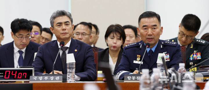 [서울=뉴시스] 고범준 기자 = 진영승 합동참모의장이 26일 서울 여의도 국회에서 열린 국방위원회 국방부 등에 대한 종합 국정감사에서 의원 질의에 답변하고 있다. 2026.10.26. bjko@newsis.com