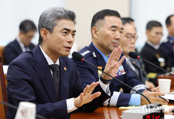 [서울=뉴시스] 고범준 기자 = 강신철 국방부 장관이 26일 서울 여의도 국회에서 열린 국방위원회 국방부 등에 대한 종합 국정감사에서 의원 질의에 답변하고 있다. 2026.10.26. bjko@newsis.com