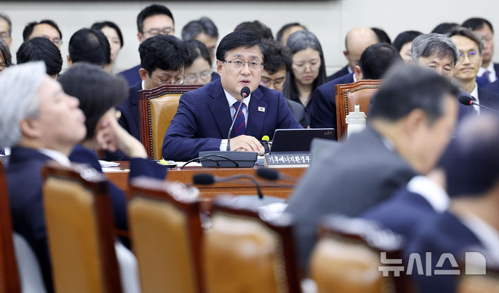 [서울=뉴시스] 최진석 기자 = 김성환 기후에너지환경부 장관이 26일 여의도 국회에서 열린 국회 기후에너지환경노동위원회의 기후에너지환경부, 기상청, 고준위방사성폐기물관리위원회에 대한 종합감사에 출석해 의원 질의에 답변하고 있다. 2026.10.26. myjs@newsis.com