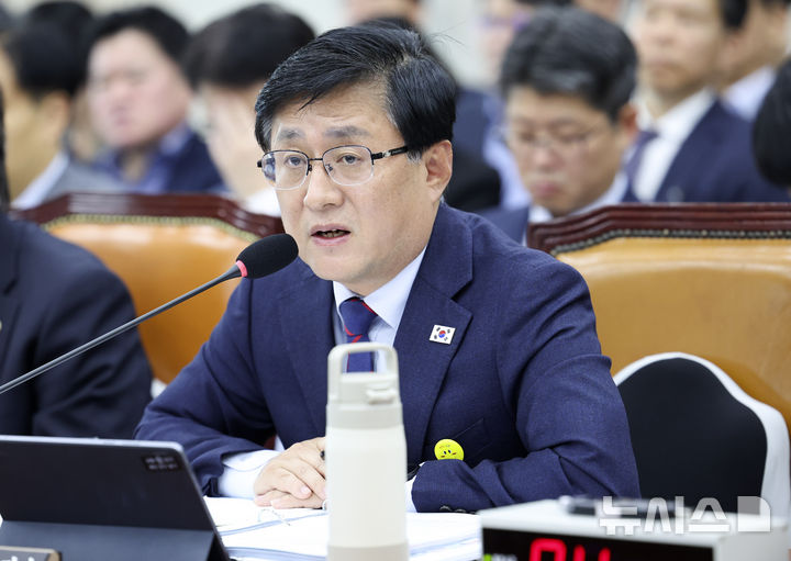 [서울=뉴시스] 최진석 기자 = 김성환 기후에너지환경부 장관이 26일 여의도 국회에서 열린 국회 기후에너지환경노동위원회의 기후에너지환경부, 기상청, 고준위방사성폐기물관리위원회에 대한 종합감사에 출석해 의원 질의에 답변하고 있다. 2026.10.26. myjs@newsis.com