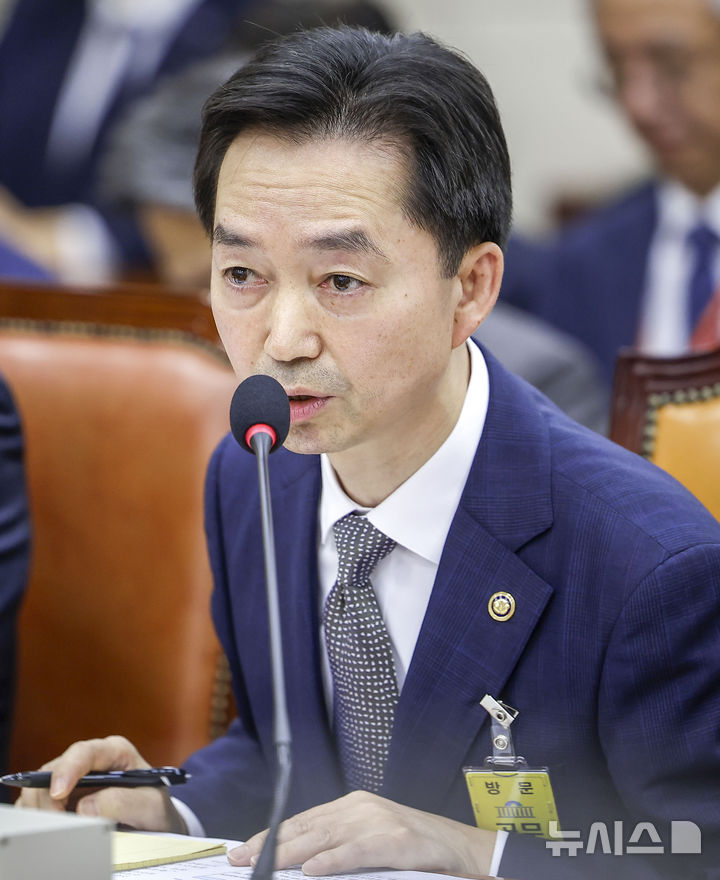 [서울=뉴시스] 정병혁 기자 = 김지용 중대범죄수사청장이 26일 서울 여의도 국회에서 열린 행정안전위원회 종합감사에서 질문에 답하고 있다. 2026.10.26. jhope@newsis.com