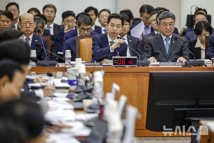 [서울=뉴시스] 정병혁 기자 = 김지용 중대범죄수사청장이 26일 서울 여의도 국회에서 열린 행정안전위원회 종합감사에서 질문에 답하고 있다. 2026.10.26. jhope@newsis.com