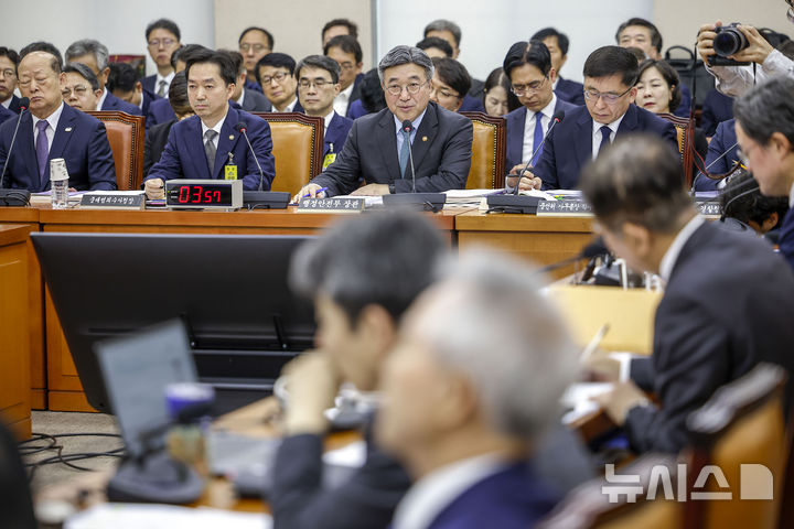 [서울=뉴시스] 정병혁 기자 = 윤호중 행정안전부 장관이 26일 서울 여의도 국회에서 열린 행정안전위원회 종합감사에서 질문에 답하고 있다. 2026.10.26. jhope@newsis.com