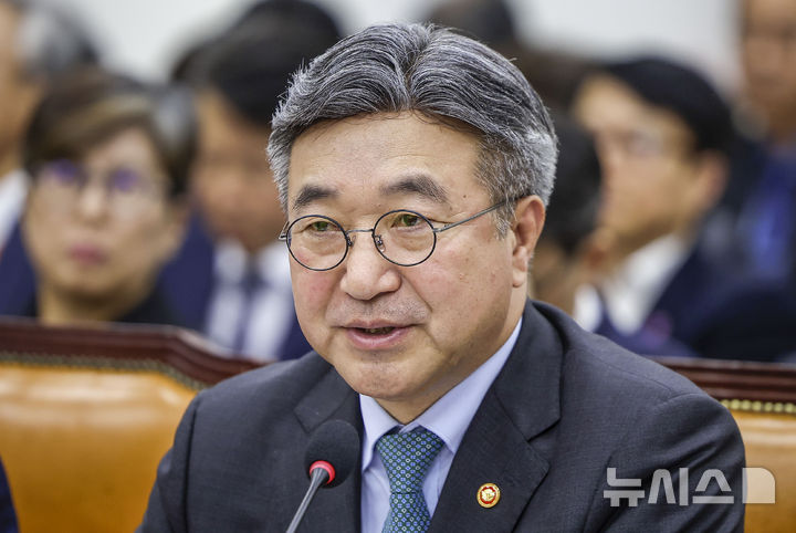 [서울=뉴시스] 정병혁 기자 = 윤호중 행정안전부 장관이 26일 서울 여의도 국회에서 열린 행정안전위원회 종합감사에서 질문에 답하고 있다. 2026.10.26. jhope@newsis.com